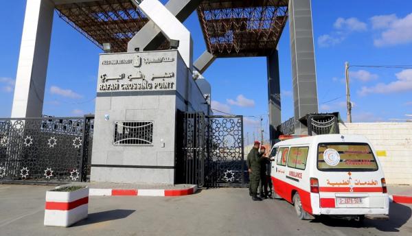 40 مصابًا يغادرون غزة عبر "رفح" لاستكمال العلاج