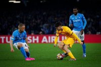برشلونة يعود بالتعادل من معقل نابولي