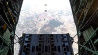 واشنطن تدرس إسقاط المساعدات جوا على غزة مع تباطؤ تسليمها برا