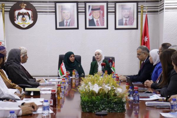 وزيرة التنمية الاجتماعية تبحث مع نظيرتها العُمانية سبل التعاون المشترك