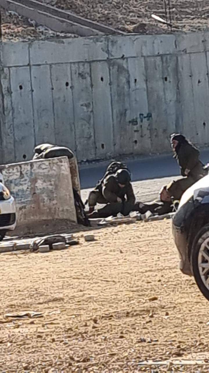 شاهد.. إصابة جندي بعملية فدائية في نابلس وإطلاق النار صوب المنفذ