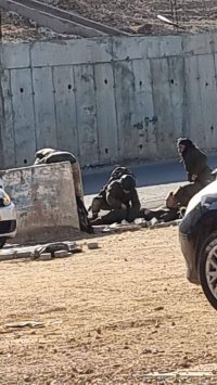 شاهد.. إصابة جندي بعملية فدائية في نابلس وإطلاق النار صوب المنفذ
