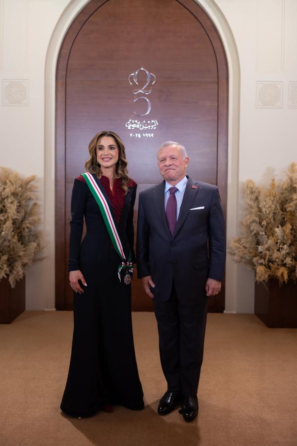 الملك يقلد الملكة رانيا وسام النهضة المرصع