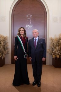 الملك يقلد الملكة رانيا وسام النهضة المرصع