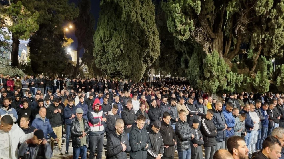 35 ألفا يؤدون صلاتي العشاء والتراويح في المسجد الأقصى رغم إجراءات الاحتلال