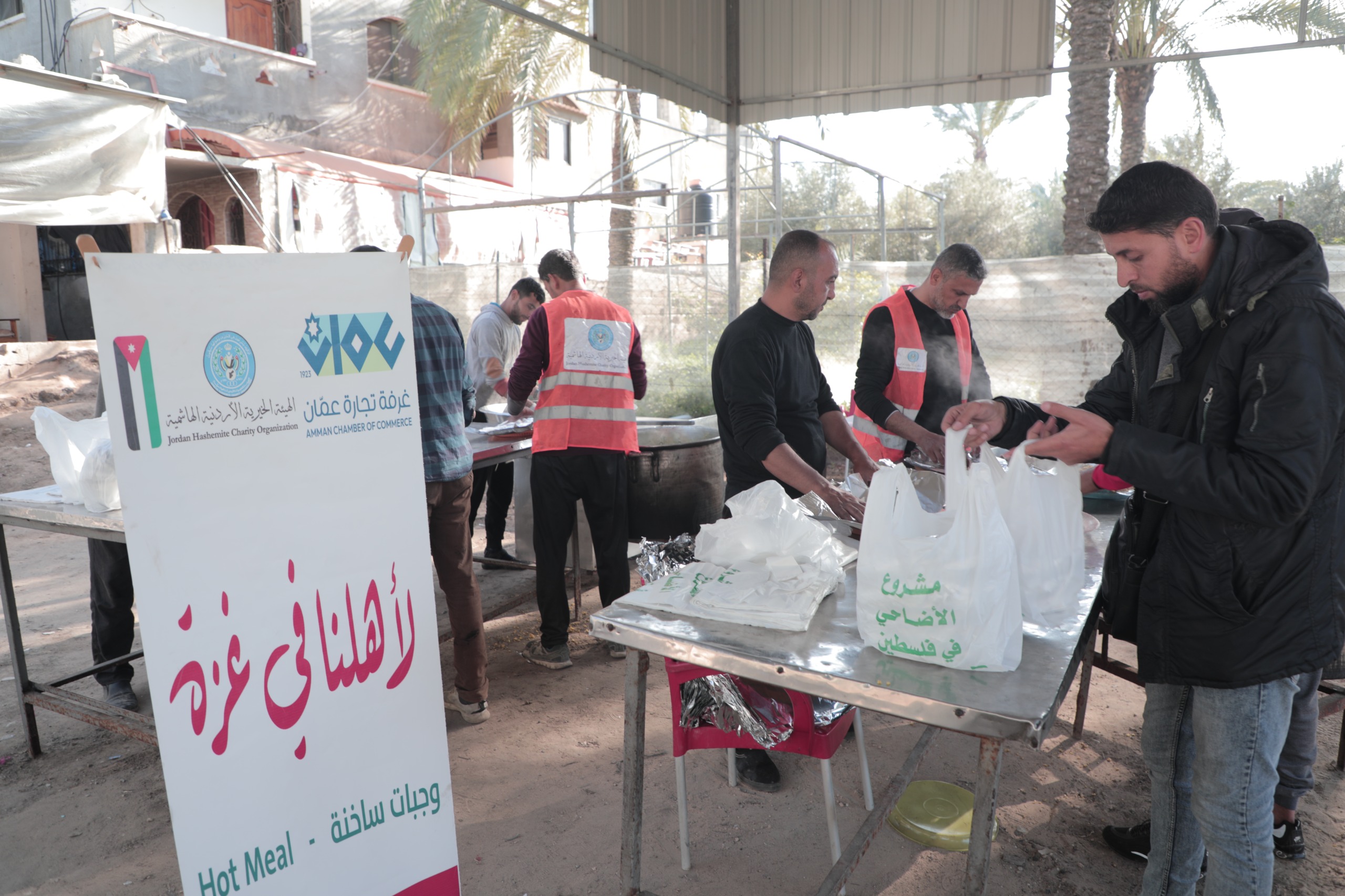 تجارتا الأردن وعمان توزعان وجبات إفطار بقطاع غزة