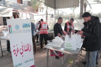 تجارتا الأردن وعمان توزعان وجبات إفطار بقطاع غزة
