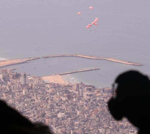 الجيش ينفذ 5 إنزالات جوية على شمال غزة لمساعدات طبية وغذائية