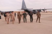 رئيس هيئة الأركان يشرف على تجهيز طائرات المساعدات الأردنية المتوجهة إلى غزة