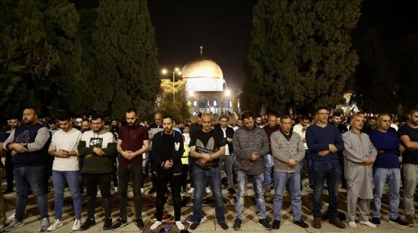 60 ألفا يؤدون صلاتي العشاء والتراويح في الأقصى