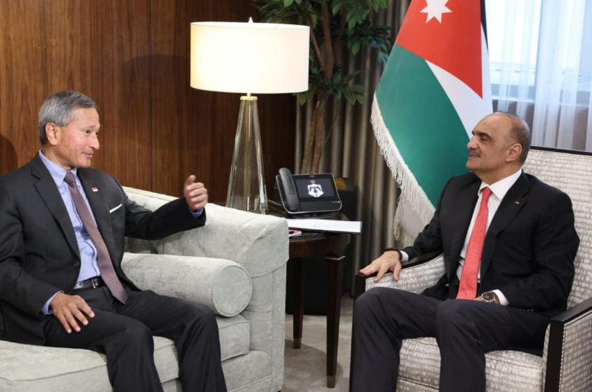 الخصاونة يستقبل وزير الخارجية السِّنغافوري