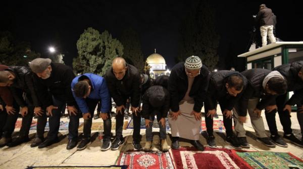 الآلاف يؤدون صلاتي العشاء والتراويح في الأقصى (فيديو)