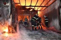 إخماد حريق داخل مشغل دهانات وأخشاب في العاصمة