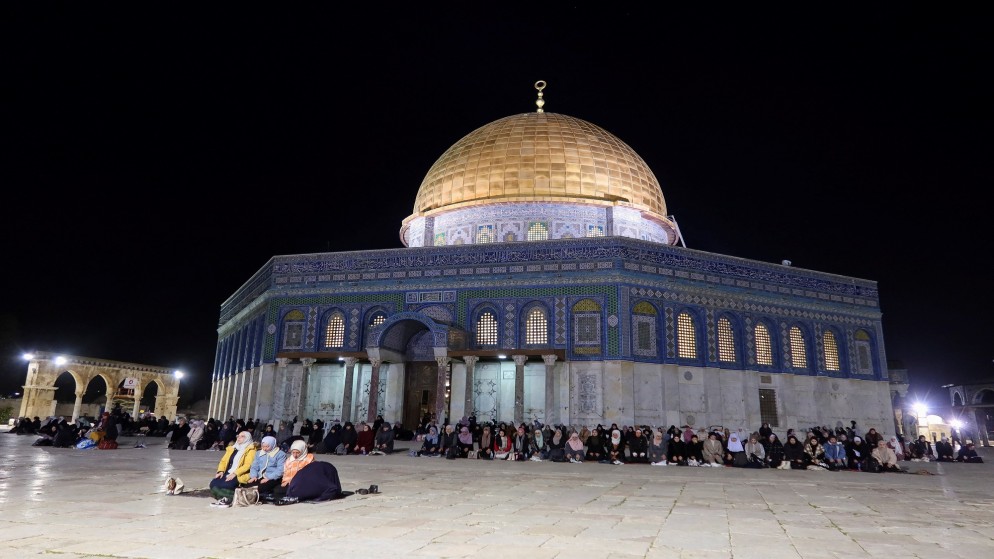 50 ألفا يؤدون صلاتي العشاء والتراويح في المسجد الأقصى رغم القيود الإسرائيلية