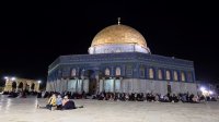 50 ألفا يؤدون صلاتي العشاء والتراويح في المسجد الأقصى رغم القيود الإسرائيلية