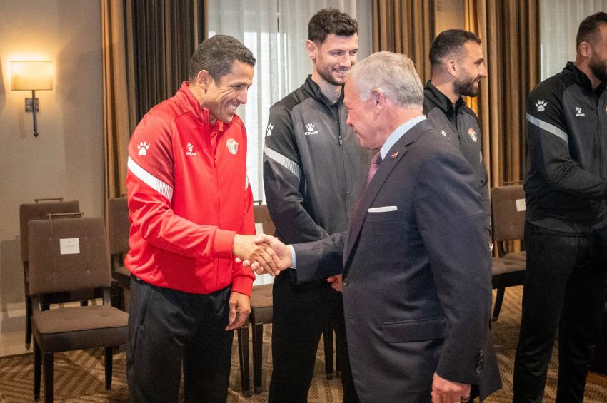الملك لمدرب المنتخب الاردني حسين عموتة  بدنا تساعدنا في كاس العالم القادم (فيديو)