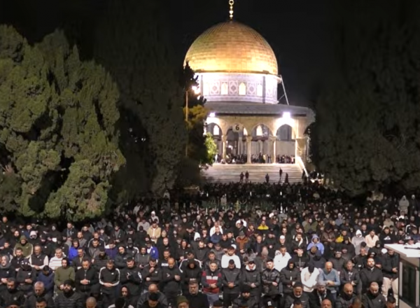 35 ألف فلسطيني يؤدون صلاتي العشاء والتراويح في رحاب الأقصى (فيديو)