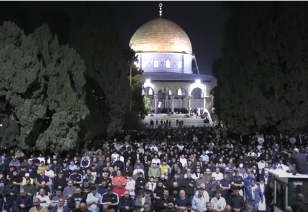 120 ألف فلسطيني يؤدون صلاتي العشاء والتروايح في الأقصى (فيديو)
