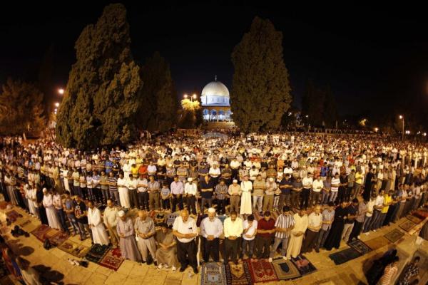 70 ألفا يؤدون صلاتي العشاء والتراويح في الأقصى