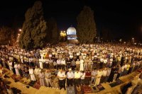 70 ألفا يؤدون صلاتي العشاء والتراويح في الأقصى