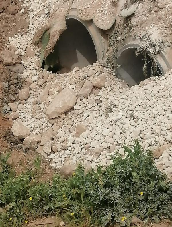 شكاوى من كسر خط مياه في ثغرة الجب خلال صيانة طرق