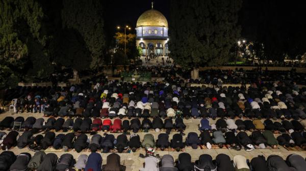40 ألفا يؤدون صلاتي العشاء والتراويح في الأقصى (فيديو)