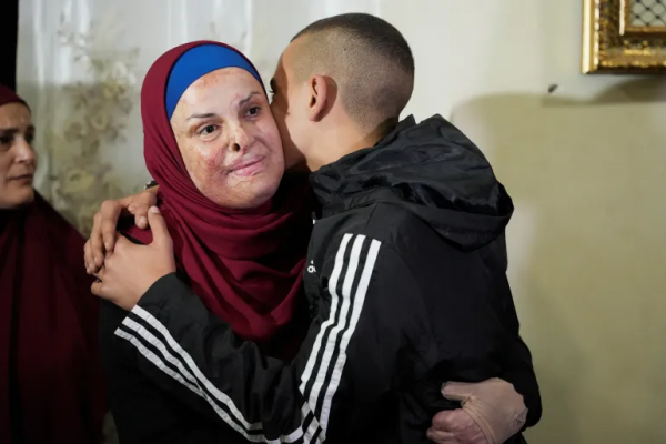 بالفيديو .. الأسيرة الفلسطينية المحررة جعابيص تصل الأردن