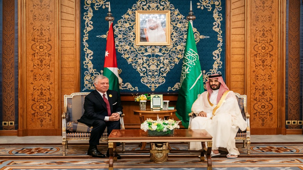الملك يبحث مع ولي العهد السعودي العلاقات التاريخية المتينة بين البلدين
