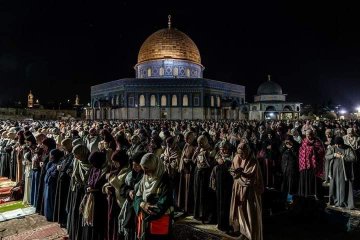 صور | عشرات الآلاف يحيون ليلة القدر بالمسجد الأقصى المبارك