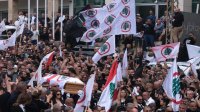 آلاف اللبنانيين يشاركون في جنازة باسكال سليمان الذي عثر على جثته في سوريا