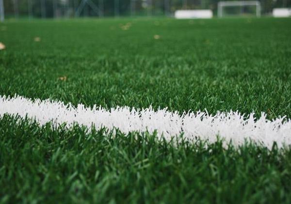 رياضيون: ملاعب العشب الصناعي ترهق لاعبي الكرة وتضاعف إصاباتهم