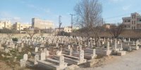 وجد شخص آخر مدفونًا مكانها .. مواطن لا يعثر على قبر طفلته في إربد
