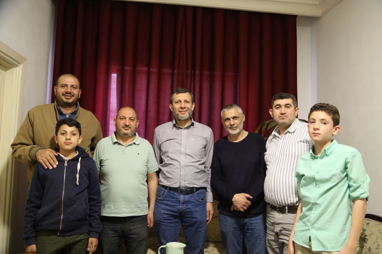 الوطنية للأسرى تعايد أهالي الأسرى