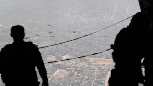 الجيش ينفذ 7 إنزالات جوية لمساعدات بمشاركة دولية على شمالي القطاع