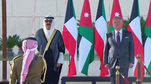 الملك وولي العهد في مقدمة مستقبلي أمير الكويت
