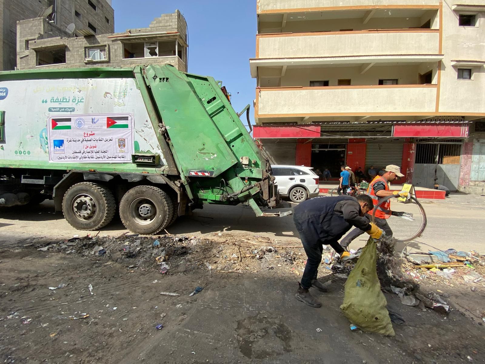 "العليا للإعمار" تنفذ مشروع تجميع وترحيل النفايات الصلبة من شوارع وطرقات مدينة غزة