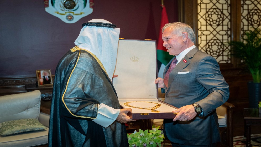 الملك يمنح أمير الكويت قلادة الحسين بن علي أرفع وسام مدني في الأردن