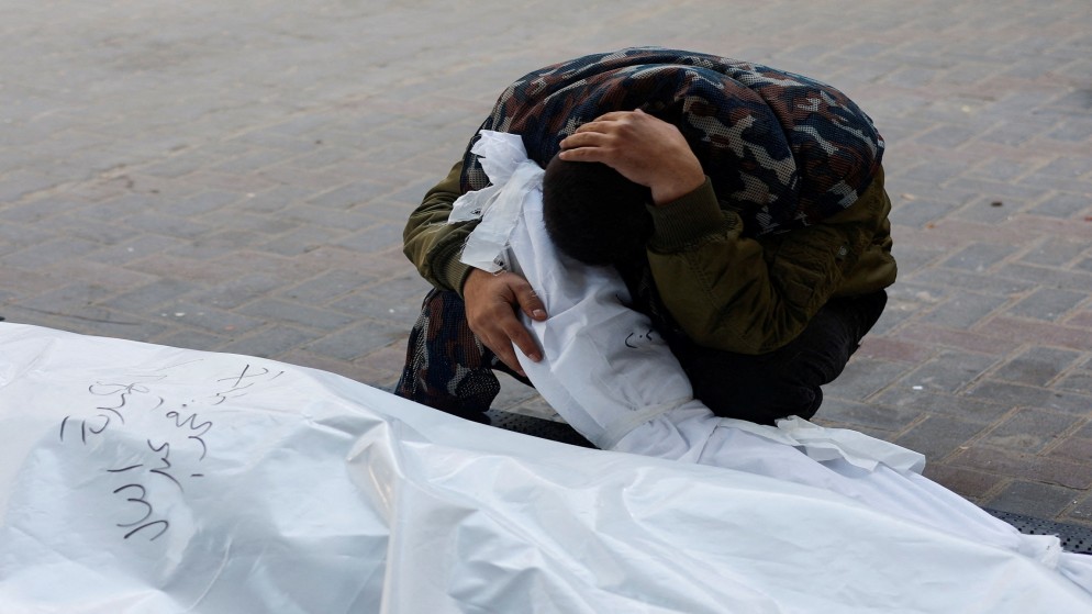شهداء بينهم أم وطفلها إثر قصف الاحتلال الإسرائيلي منازل في غزة