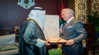 الملك يمنح أمير الكويت قلادة الحسين بن علي أرفع وسام مدني في الأردن