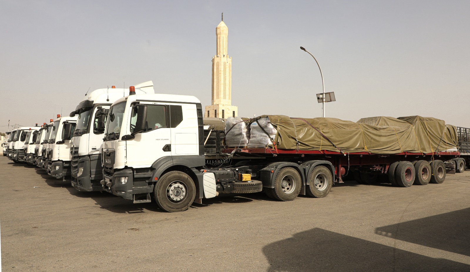 شاهد .. الأردن يسير قافلة مساعدات غذائية جديدة لغزة مكونة من 115 شاحنة