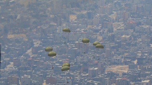 الأردن ينفذ 6 إنزالات جوية لمساعدات على شمال غزة بمشاركة دولية