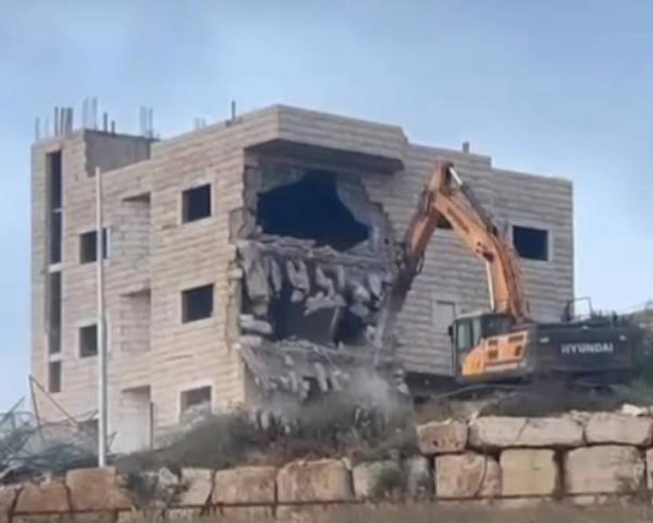 هدم بناية سكنية في حزما شمال شرق القدس المحتلة