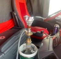 الأمن يعاقب سائق شاحنة يدخن الأرجيلة أثناء القيادة