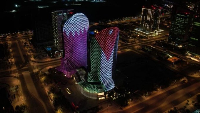 قطر تضيء أبرز أبراجها بالعلم الأردني احتفالا بعيد استقلال المملكة