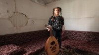 غزل تغازل بلادا لم ترها بأوتار العود وأخرى تخشى إغلاق المدارس في مخيم الأزرق