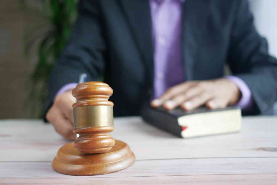 مطلوب يقضم إصبع رجل بحث جنائي.. وهذا قرار المحكمة
