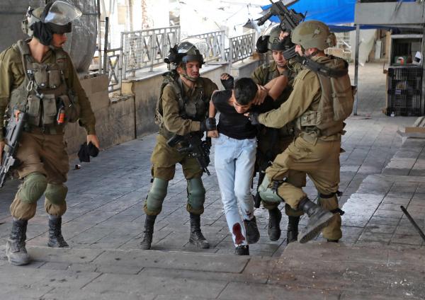 الاحتلال يعتقل 15 فلسطينيا من الخليل