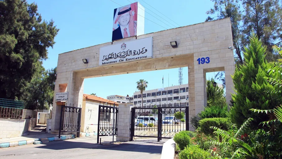 التربية تكشف تفاصيل جديدة حول فيديو الاعتداء على معلم بالضرب في عمان