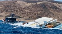 شاهد غرق مركب سياحي في خليج العقبة