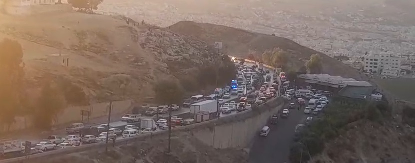 بالفيديو .. حادث سير يتسبب بأزمة مرورية خانقة على طريق صويلح صافوط